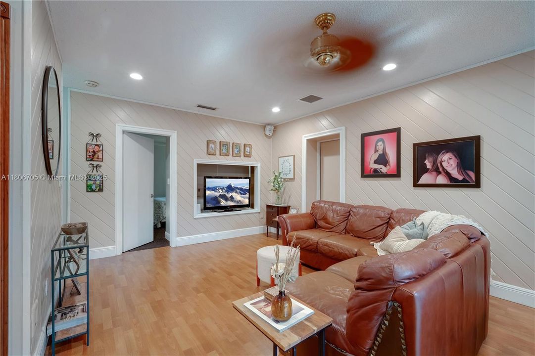 Под контрактом: $920,000 (5 спален, 3 ванн, 3074 Квадратных фут)