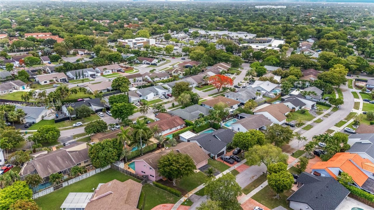 Под контрактом: $920,000 (5 спален, 3 ванн, 3074 Квадратных фут)