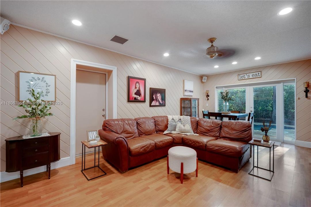 Под контрактом: $920,000 (5 спален, 3 ванн, 3074 Квадратных фут)