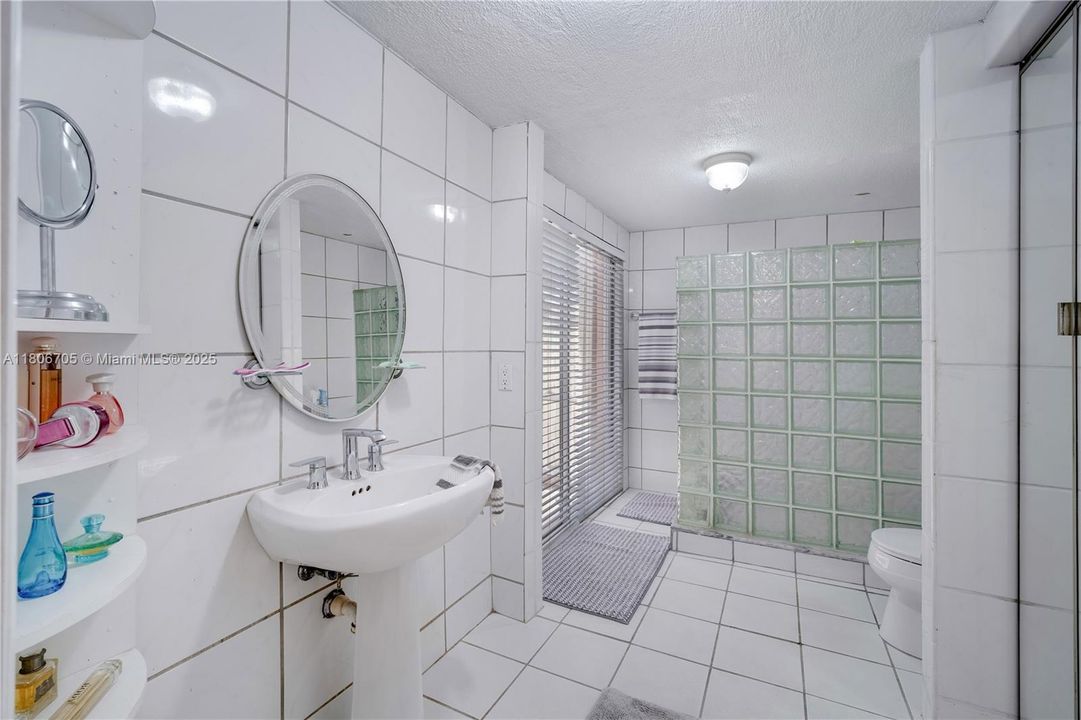 Под контрактом: $920,000 (5 спален, 3 ванн, 3074 Квадратных фут)