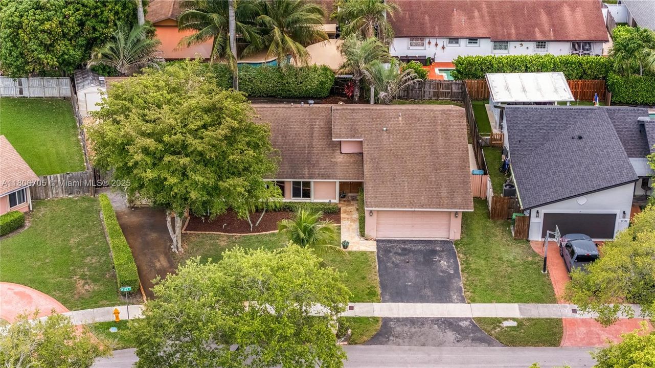 Под контрактом: $920,000 (5 спален, 3 ванн, 3074 Квадратных фут)