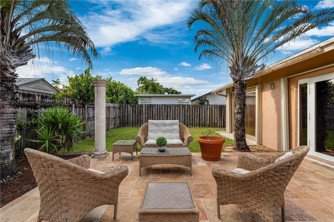 Под контрактом: $920,000 (5 спален, 3 ванн, 3074 Квадратных фут)