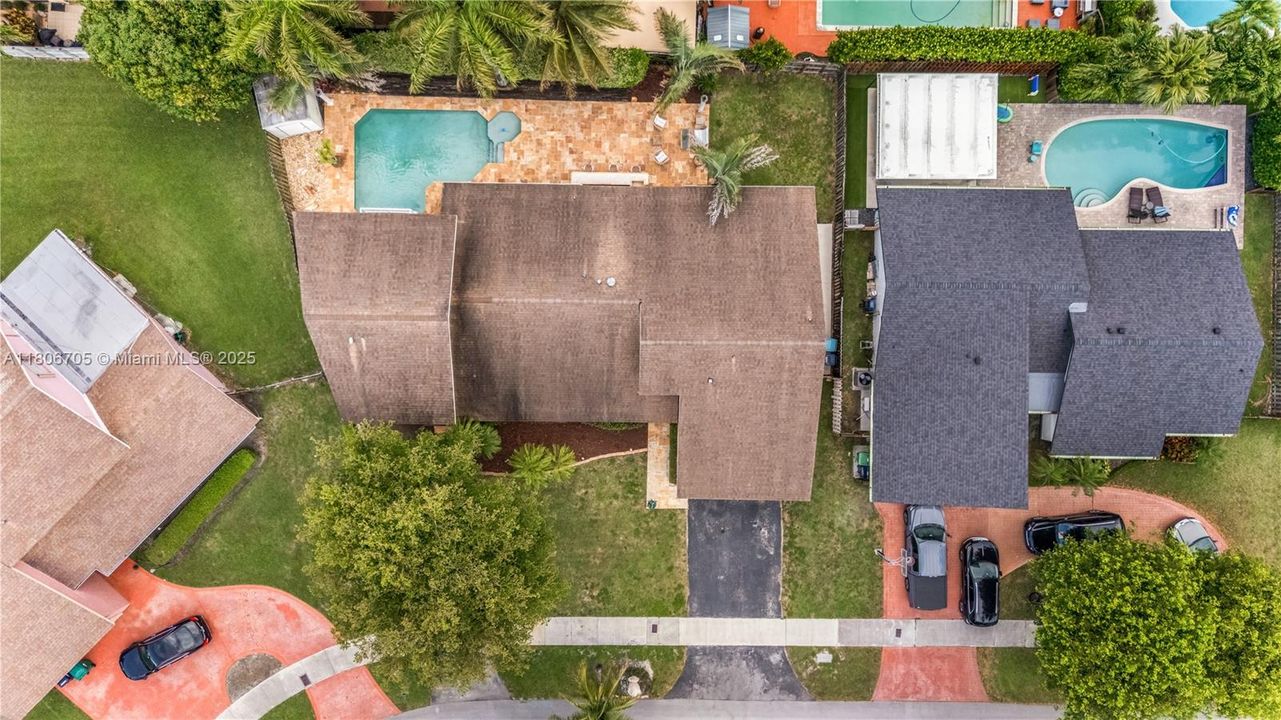 Под контрактом: $920,000 (5 спален, 3 ванн, 3074 Квадратных фут)