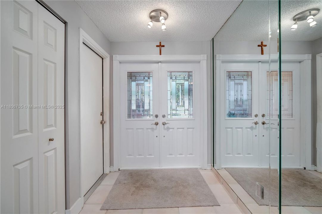 Под контрактом: $920,000 (5 спален, 3 ванн, 3074 Квадратных фут)