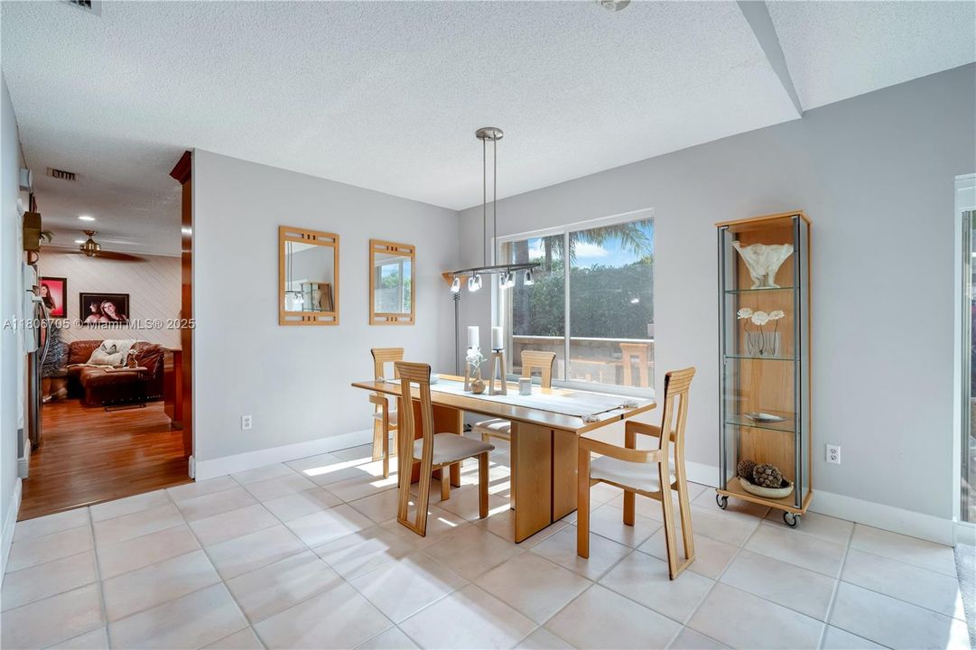 Под контрактом: $920,000 (5 спален, 3 ванн, 3074 Квадратных фут)