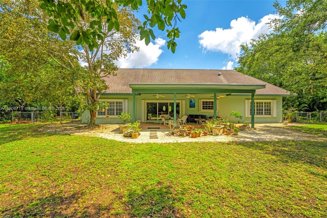 Vendido Recientemente: $874,000 (3 camas, 3 baños, 2034 Pies cuadrados)