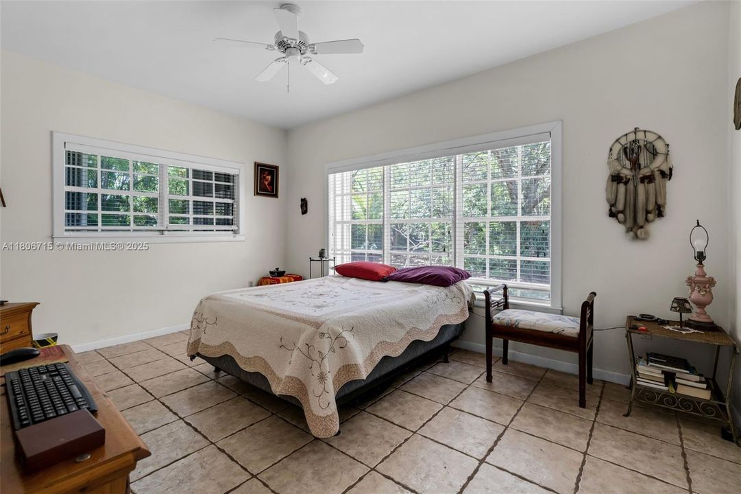 Vendido Recientemente: $874,000 (3 camas, 3 baños, 2034 Pies cuadrados)