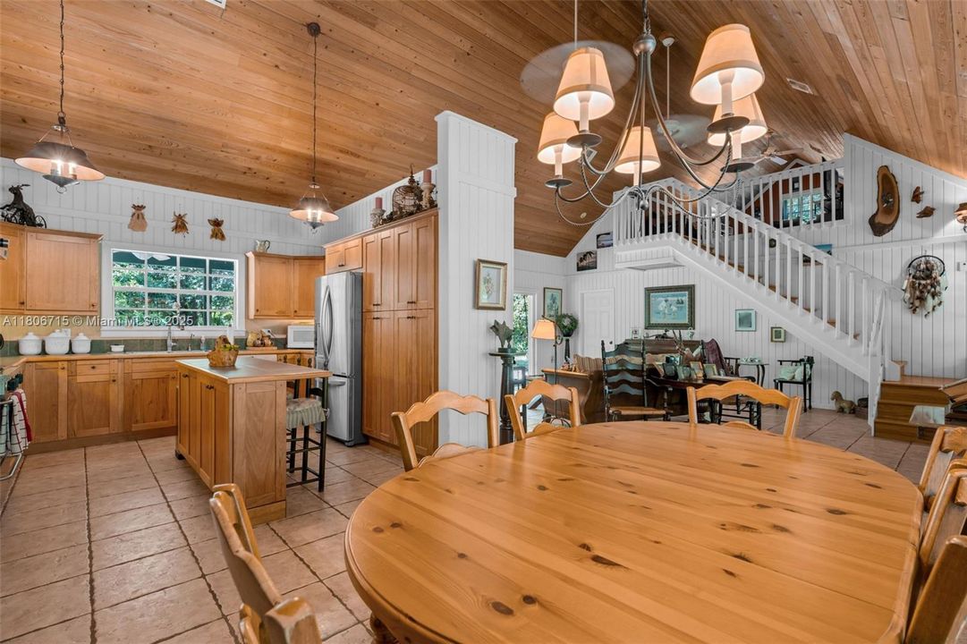 Vendido Recientemente: $874,000 (3 camas, 3 baños, 2034 Pies cuadrados)