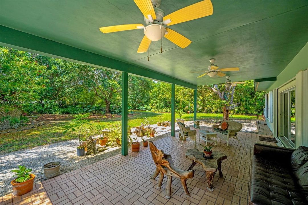 Vendido Recientemente: $874,000 (3 camas, 3 baños, 2034 Pies cuadrados)