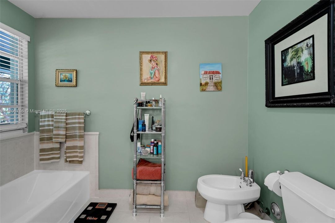 Vendido Recientemente: $874,000 (3 camas, 3 baños, 2034 Pies cuadrados)