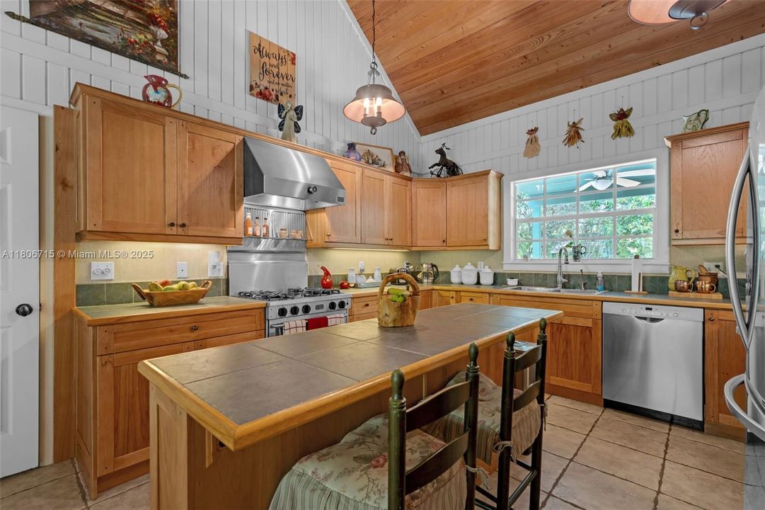 Vendido Recientemente: $874,000 (3 camas, 3 baños, 2034 Pies cuadrados)