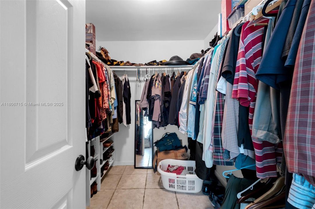LG WALK IN CLOSET