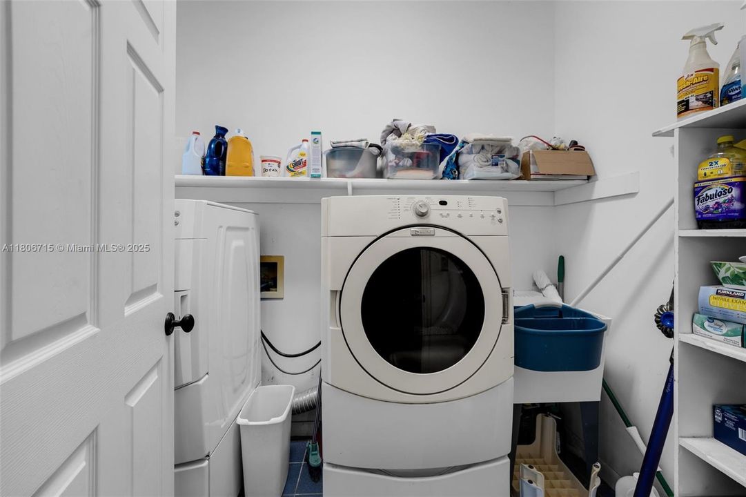 Vendido Recientemente: $874,000 (3 camas, 3 baños, 2034 Pies cuadrados)