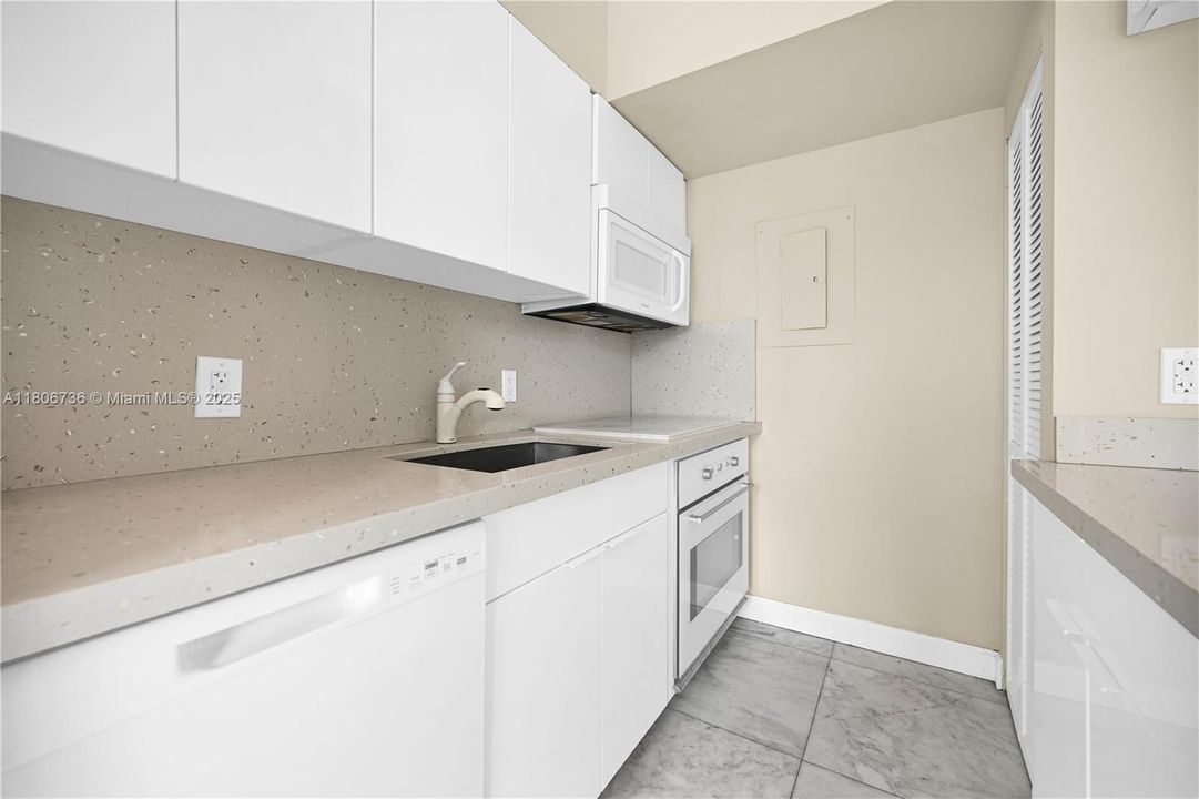 Недавно продано: $335,000 (2 спален, 1 ванн, 691 Квадратных фут)