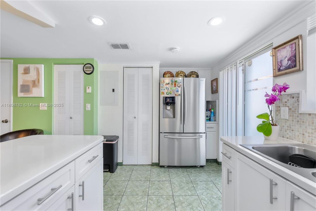 Недавно продано: $345,000 (2 спален, 2 ванн, 1160 Квадратных фут)