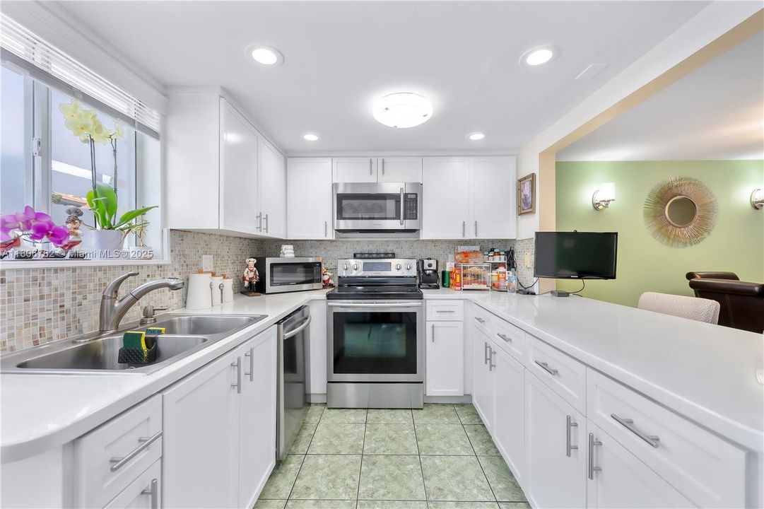 Недавно продано: $345,000 (2 спален, 2 ванн, 1160 Квадратных фут)