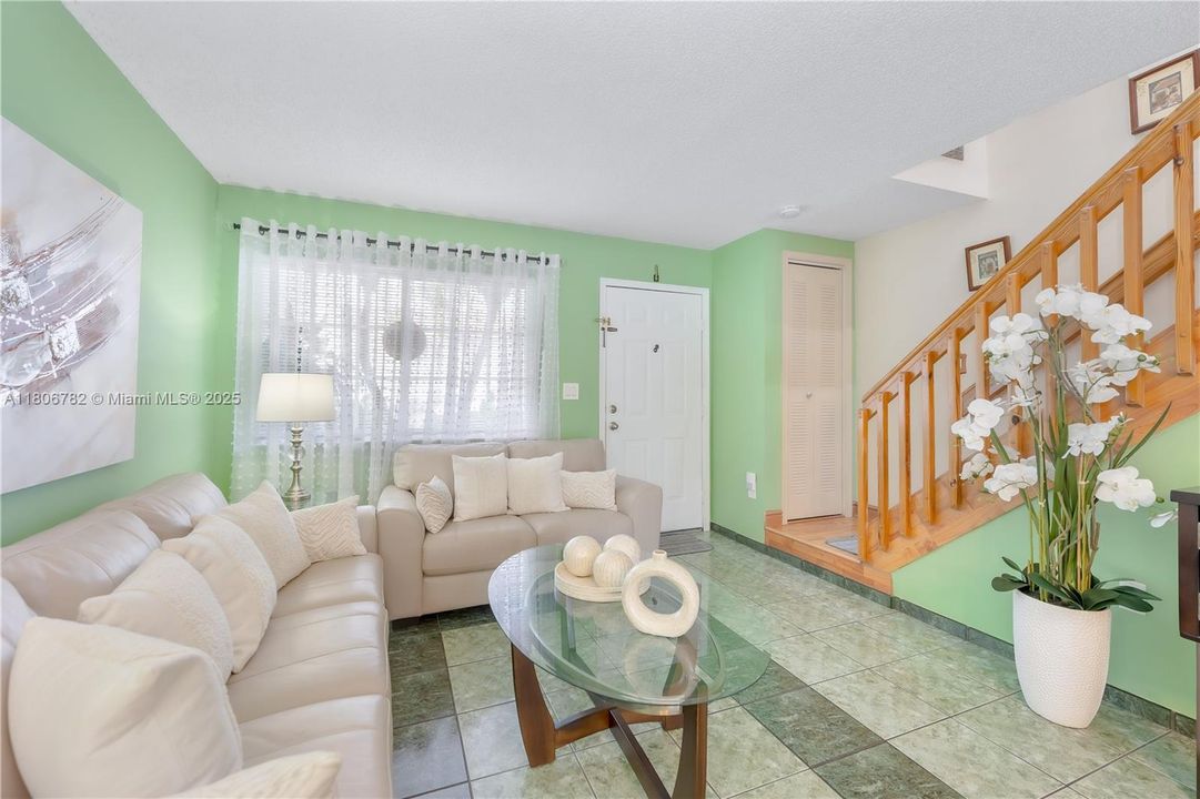 Недавно продано: $345,000 (2 спален, 2 ванн, 1160 Квадратных фут)