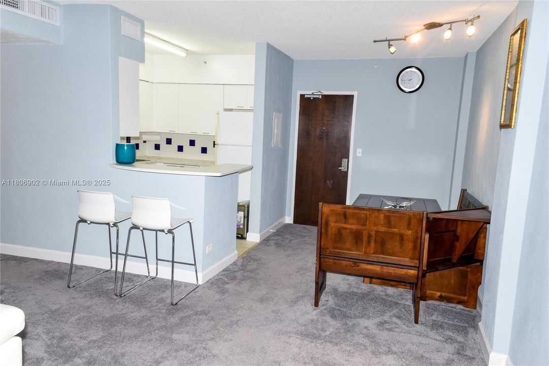 待售: $555,000 (1 贝兹, 1 浴室, 722 平方英尺)