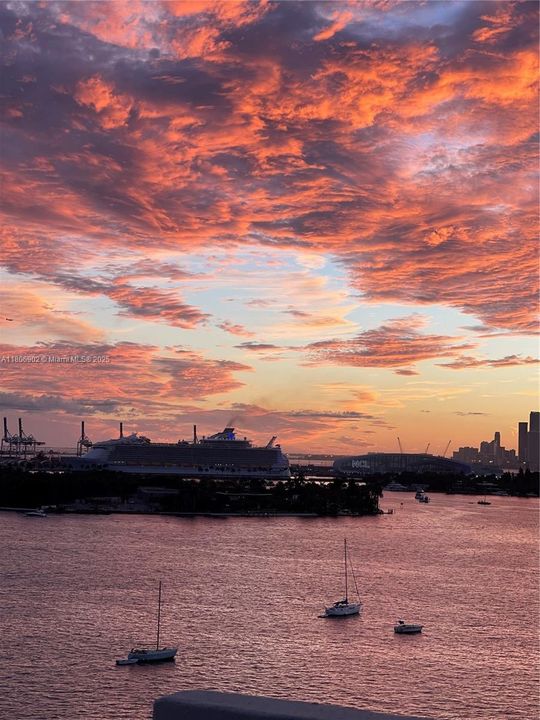 待售: $555,000 (1 贝兹, 1 浴室, 722 平方英尺)