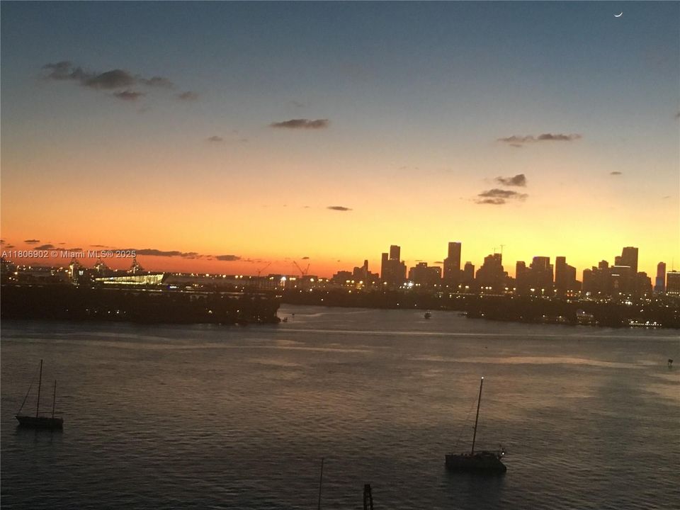 待售: $555,000 (1 贝兹, 1 浴室, 722 平方英尺)