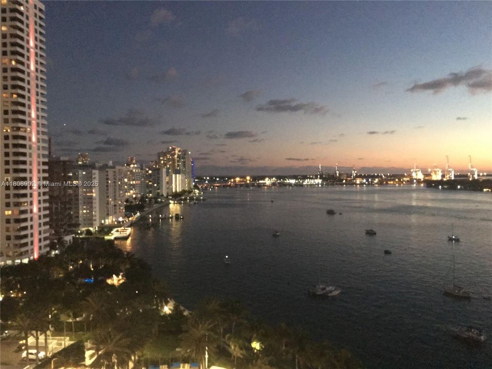 待售: $555,000 (1 贝兹, 1 浴室, 722 平方英尺)