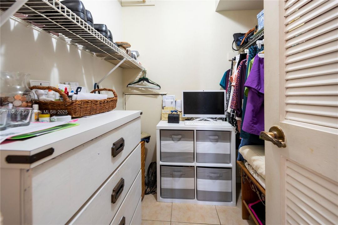 For Sale: $87,000 (1 beds, 1 baths, 900 Square Feet)