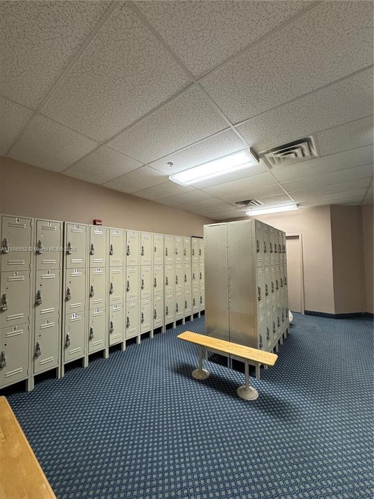 For Sale: $87,000 (1 beds, 1 baths, 900 Square Feet)