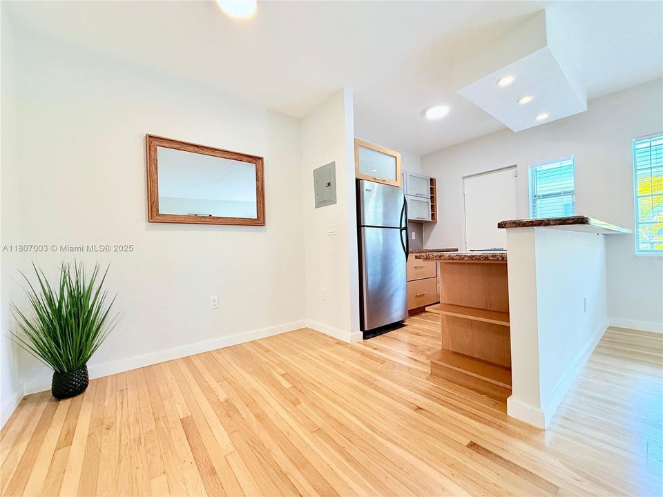 最近售出: $285,000 (1 贝兹, 1 浴室, 650 平方英尺)