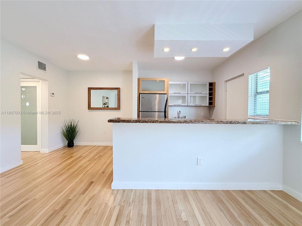 最近售出: $285,000 (1 贝兹, 1 浴室, 650 平方英尺)