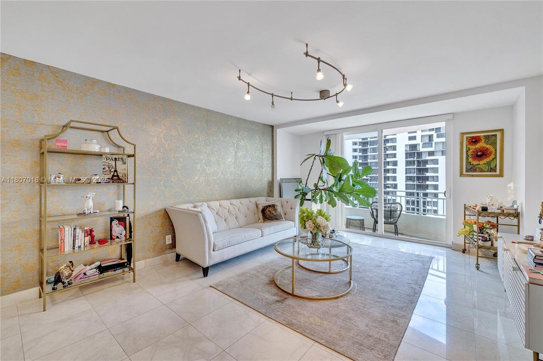 Recently Sold: $385,000 (1 beds, 1 baths, 735 Square Feet)