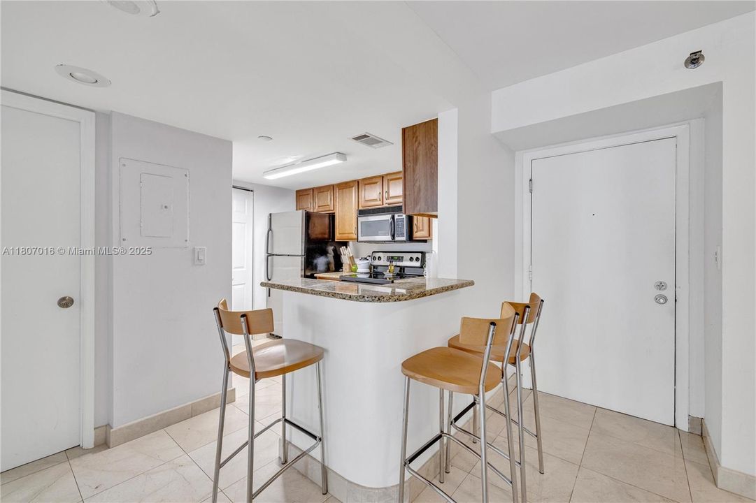 Recently Sold: $385,000 (1 beds, 1 baths, 735 Square Feet)