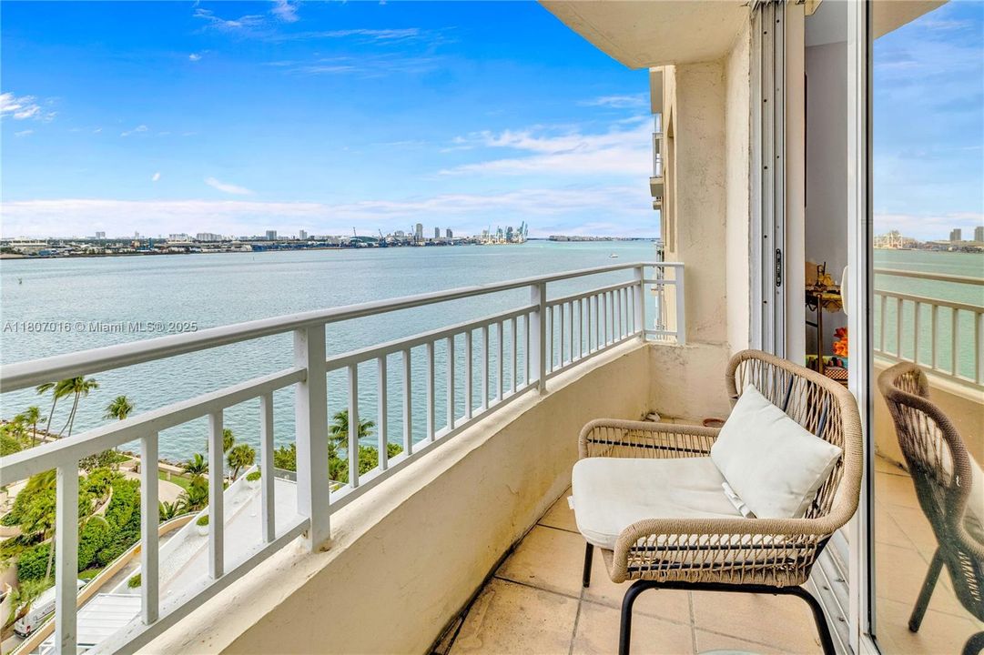 Recently Sold: $385,000 (1 beds, 1 baths, 735 Square Feet)