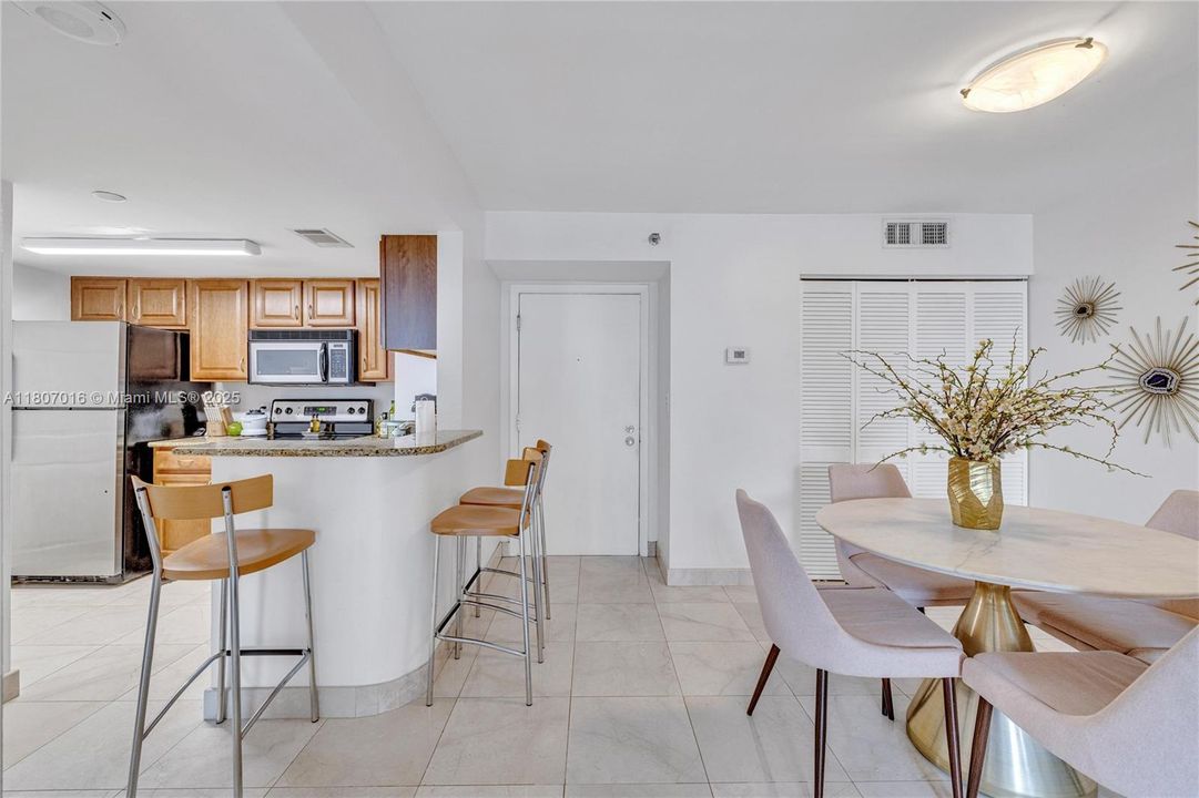 Recently Sold: $385,000 (1 beds, 1 baths, 735 Square Feet)