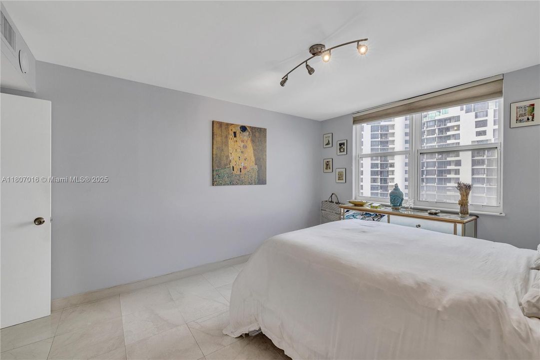 Recently Sold: $385,000 (1 beds, 1 baths, 735 Square Feet)