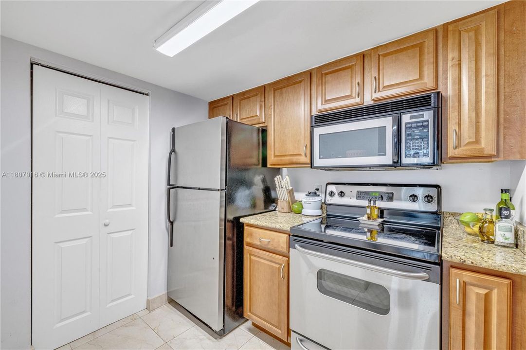 Recently Sold: $385,000 (1 beds, 1 baths, 735 Square Feet)
