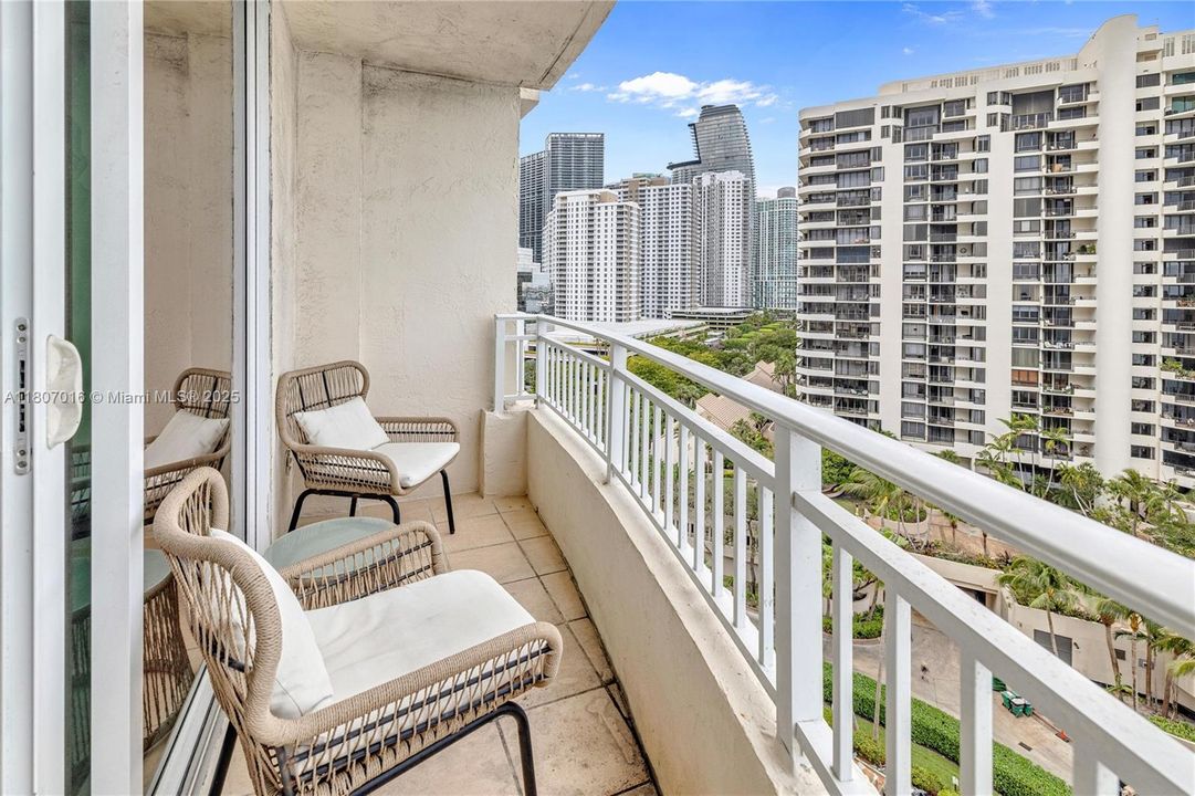 Recently Sold: $385,000 (1 beds, 1 baths, 735 Square Feet)