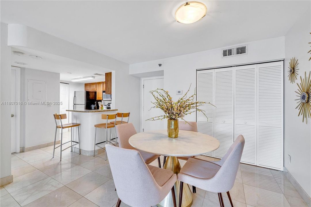 Recently Sold: $385,000 (1 beds, 1 baths, 735 Square Feet)