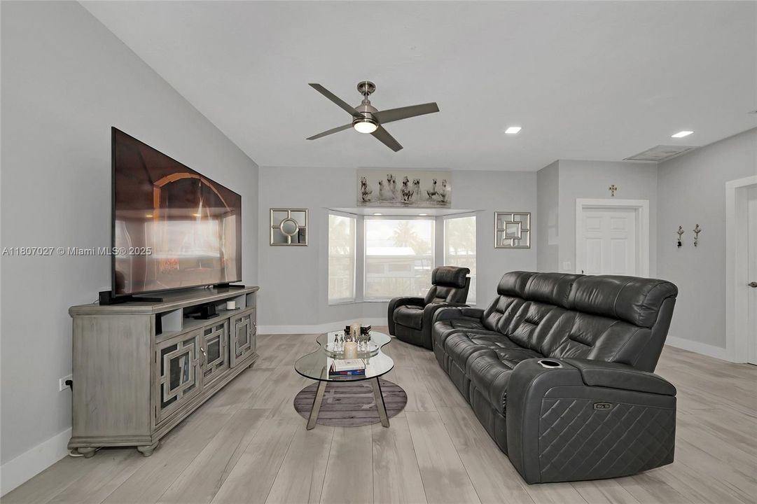 На продажу: $2,699,000 (4 спален, 3 ванн, 2098 Квадратных фут)