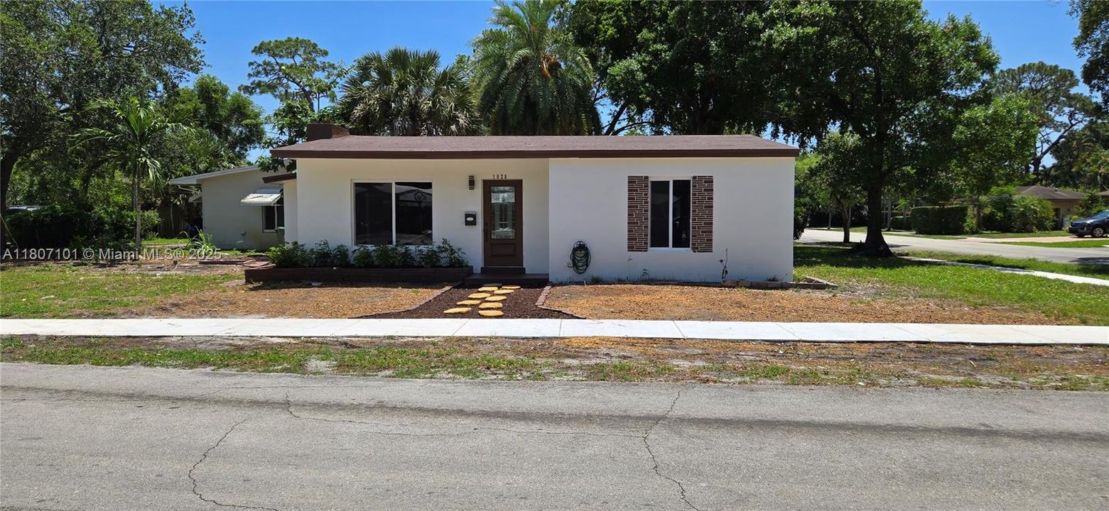 For Sale: $429,800 (3 beds, 1 baths, 987 Square Feet)