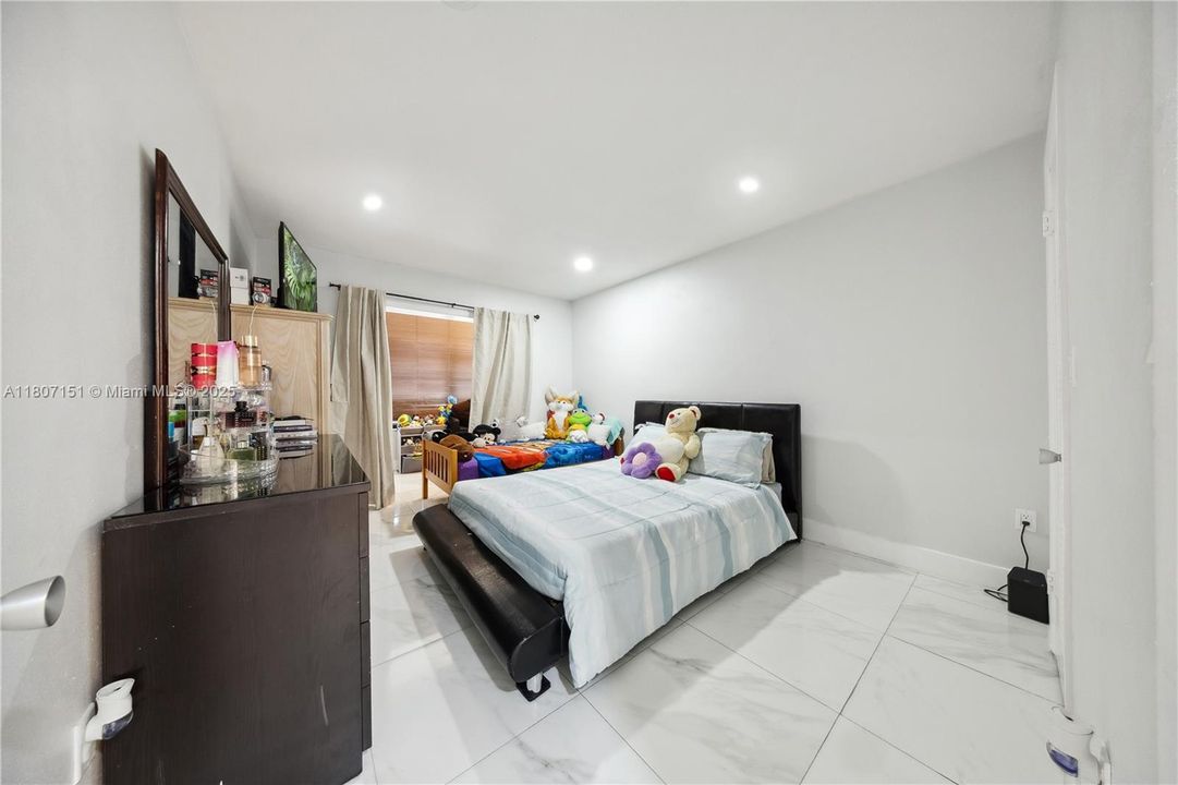 Active With Contract: $200,999 (1 beds, 1 baths, 644 Square Feet)