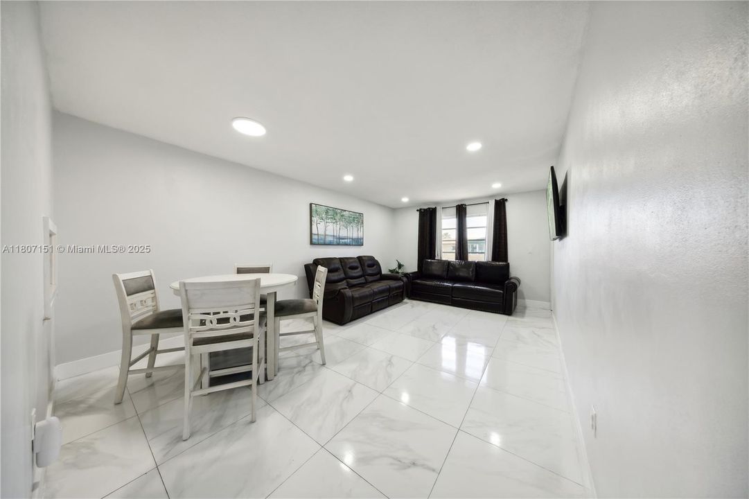 Active With Contract: $200,999 (1 beds, 1 baths, 644 Square Feet)