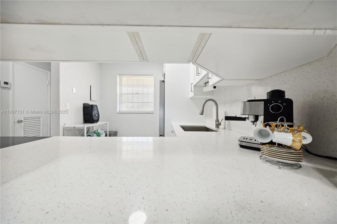 Active With Contract: $200,999 (1 beds, 1 baths, 644 Square Feet)