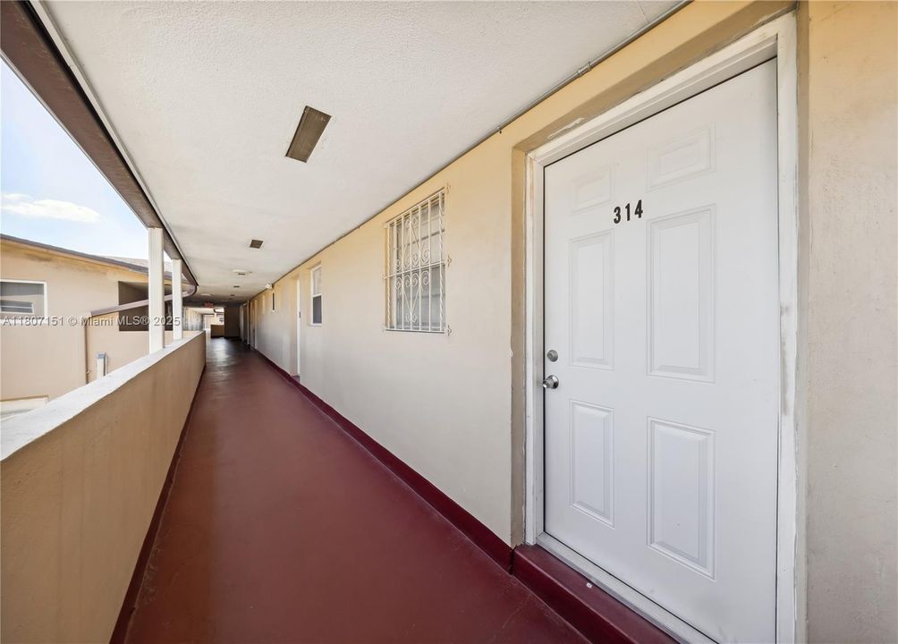 Active With Contract: $200,999 (1 beds, 1 baths, 644 Square Feet)