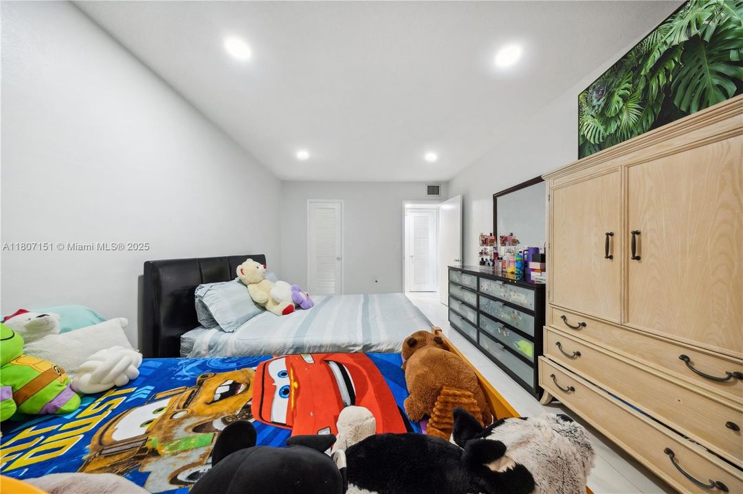 Active With Contract: $200,999 (1 beds, 1 baths, 644 Square Feet)