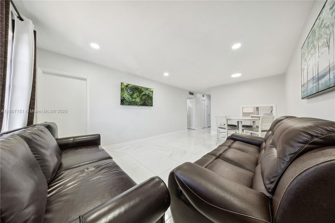 Active With Contract: $200,999 (1 beds, 1 baths, 644 Square Feet)