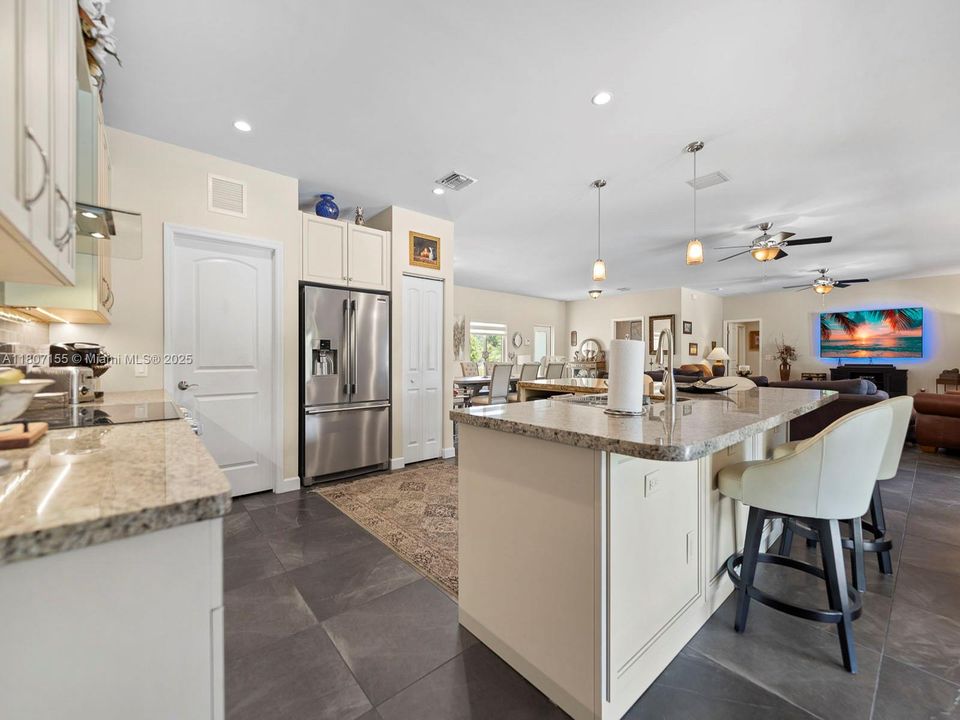 待售: $2,622,000 (4 贝兹, 2 浴室, 2383 平方英尺)