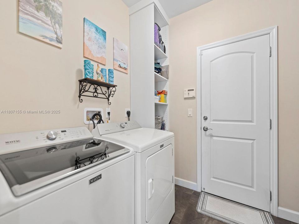 待售: $2,622,000 (4 贝兹, 2 浴室, 2383 平方英尺)