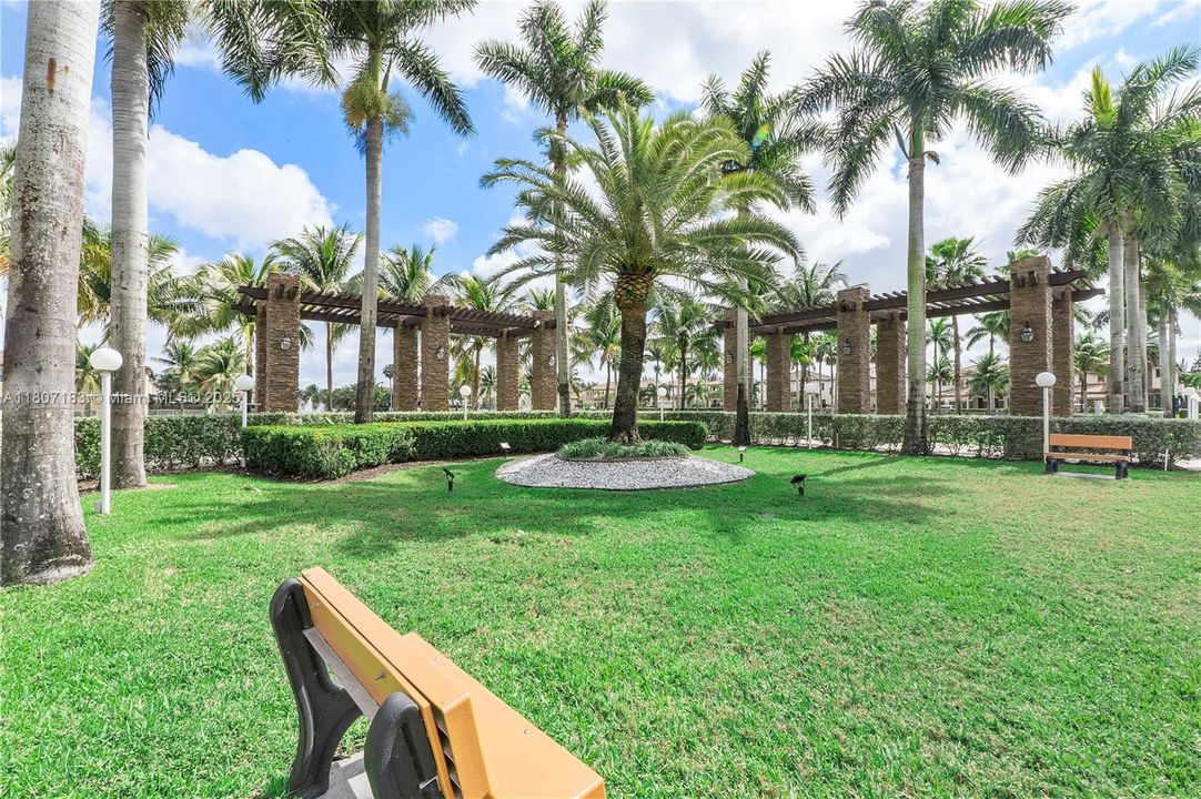 最近售出: $1,088,000 (5 贝兹, 4 浴室, 3820 平方英尺)