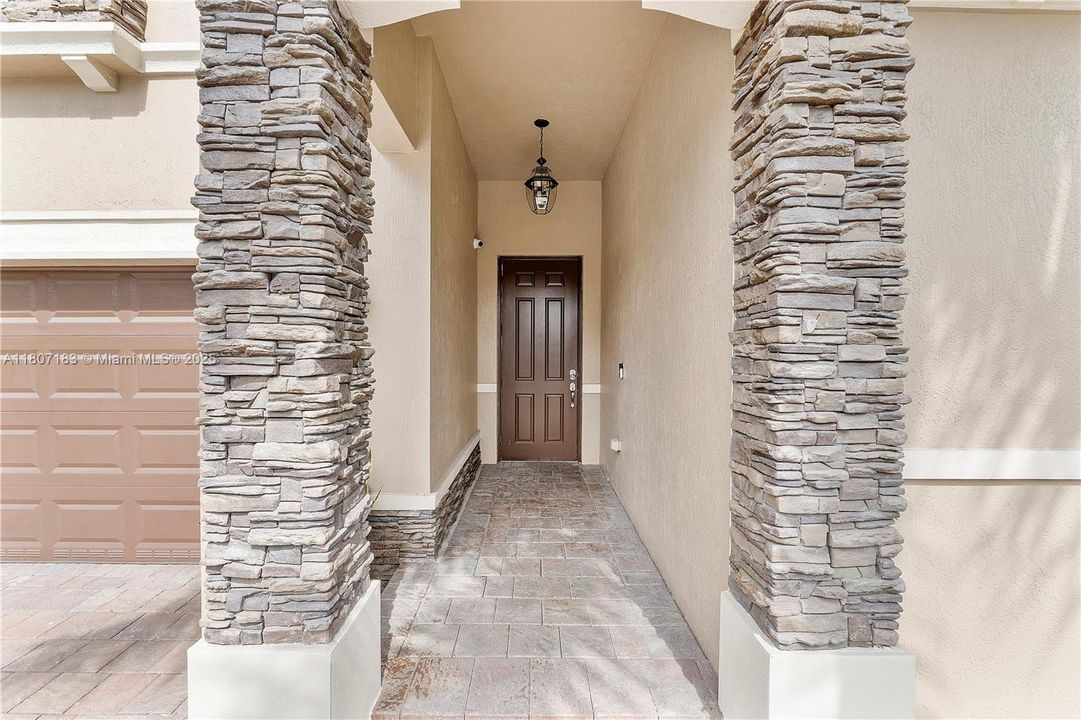 最近售出: $1,088,000 (5 贝兹, 4 浴室, 3820 平方英尺)