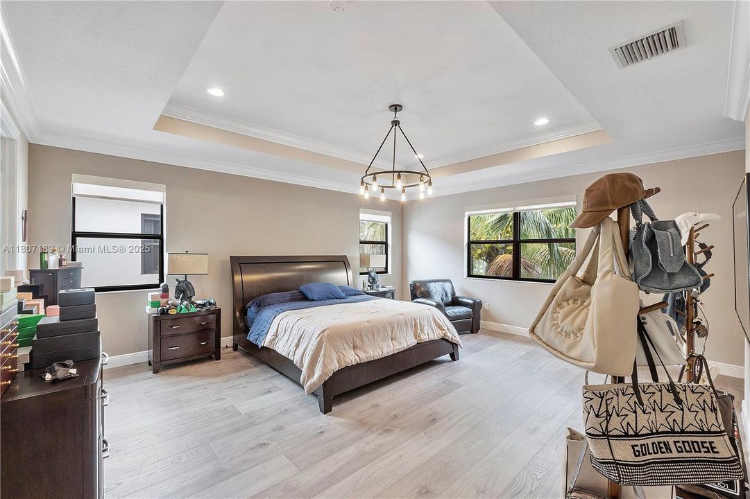 最近售出: $1,088,000 (5 贝兹, 4 浴室, 3820 平方英尺)